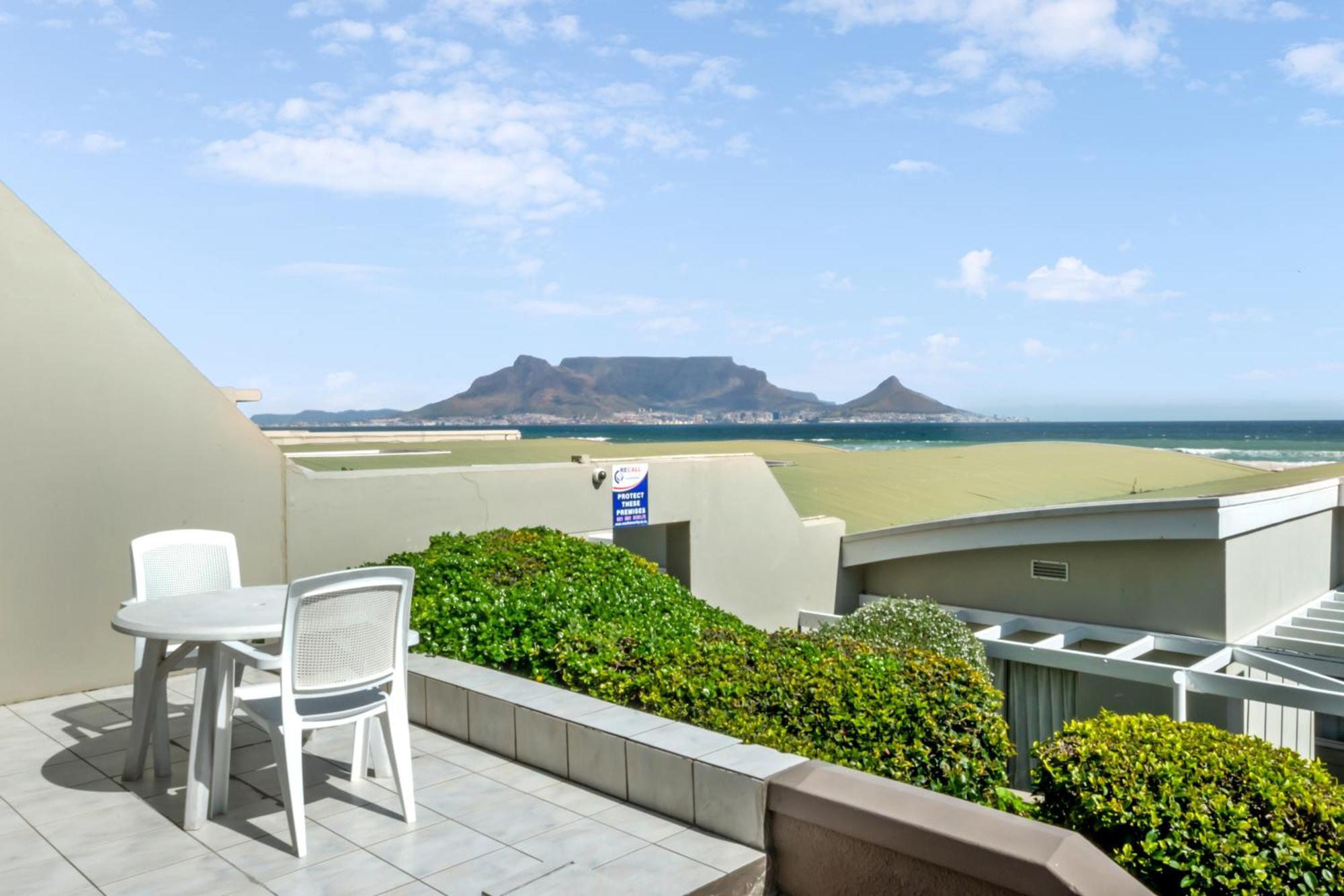Dolphin Beach Hotel Self Catering Apartments Bloubergstrand Exterior foto